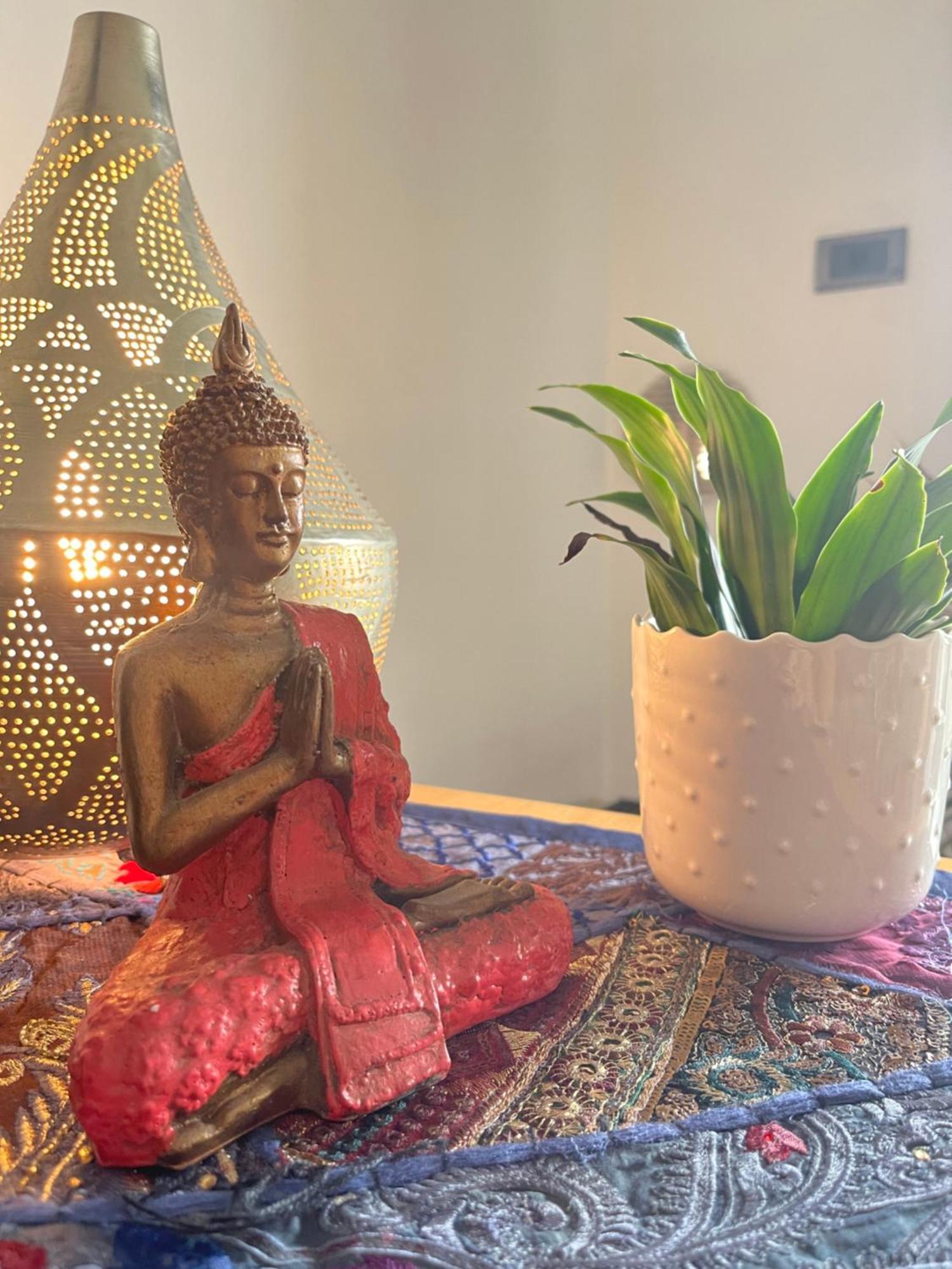 Buddha In Venice Apartment *